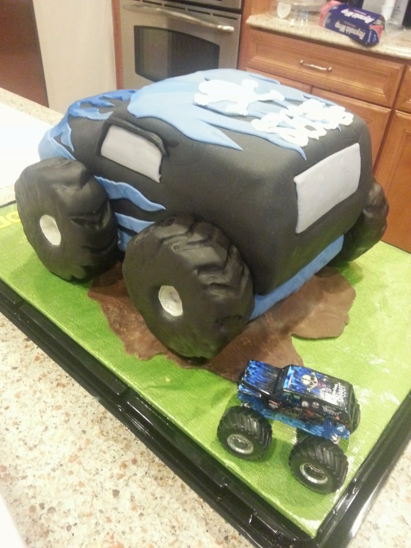 Custom cake by Cakes After Dark, photo 6